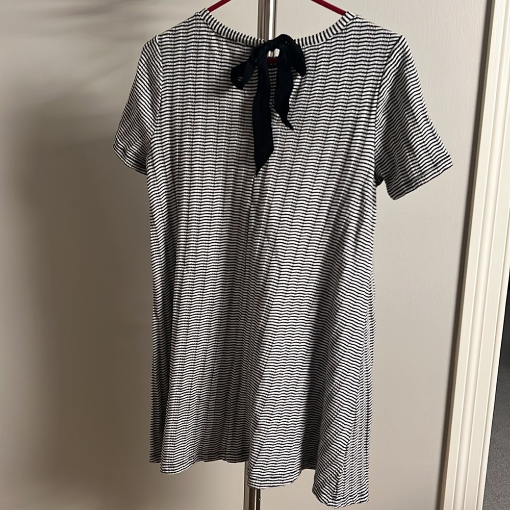 Loft black white top with tie in back - Picture 2 of 3